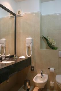 Ramada Hotel & Suites by Wyndham Bucharest North - 8