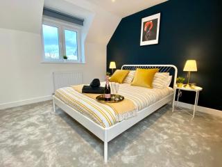 NEW Beautiful Large 3 bedroom House - 5 Minutes to the nearest Beach! - Great Location - Garden - Parking - Fast WiFi - Smart TV - Newly decorated - sleeps up to 7! Close to Poole & Bournemouth & Sandbanks - Lytchett Minster - 6