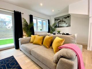 NEW Beautiful Large 3 bedroom House - 5 Minutes to the nearest Beach! - Great Location - Garden - Parking - Fast WiFi - Smart TV - Newly decorated - sleeps up to 7! Close to Poole & Bournemouth & Sandbanks - Lytchett Minster - 9