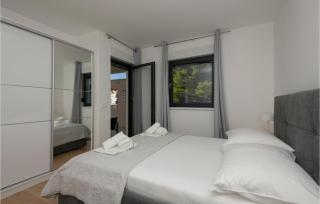 Stunning Apartment In Baska Voda - 2
