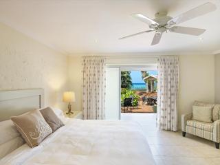 Southwinds Villa is a three bedroom beach front property with a beautiful big in - Saint Peter - 4