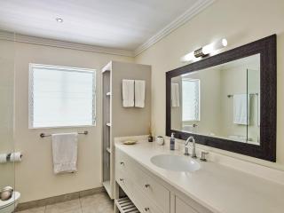 Southwinds Villa is a three bedroom beach front property with a beautiful big in - Saint Peter - 2
