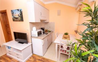 Gorgeous Apartment In Podstrana - 8