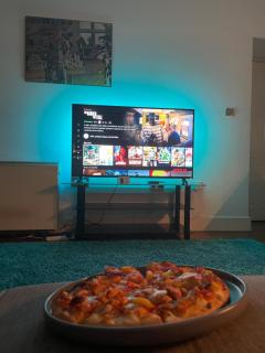 Wall St flat by HNFC Stays - Netflix & Popcorn - 6