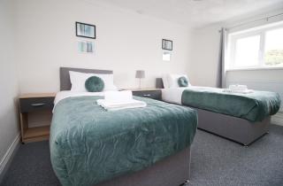 Family Home in the Charming Coastal Town of Barry - 3