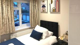 Aisiki Stays Apartments at Stanmore, 3 Bedrooms & 1 Bathroom with additional WC, Single or Double Beds, Pet-Friendly Flat with FREE Wi-Fi & PARKING - Stanmore - 1