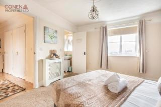 Stunning 2-Bed Apartment in Grays - 4