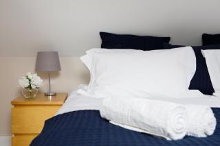 " Orchard Croft Lodge ", New Property, DOG FRIENDLY, Ideal for GOODWOOD EVENTS, 5 Minutes from Southend Barns, 9 Minutes From Sandy West Wittering Beach, 2 Bathrooms, Sleeps 8 On Request, ' Starlink ' Wi-Fi & Sky Sports, Zip & Link Super-King beds - 8