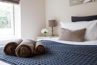 " Orchard Croft Lodge ", New Property, DOG FRIENDLY, Ideal for GOODWOOD EVENTS, 5 Minutes from Southend Barns, 9 Minutes From Sandy West Wittering Beach, 2 Bathrooms, Sleeps 8 On Request, ' Starlink ' Wi-Fi & Sky Sports, Zip & Link Super-King beds - 7