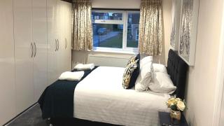 Aisiki Stays Apartments at Stanmore, 3 Bedrooms & 1 Bathroom with additional WC, Single or Double Beds, Pet-Friendly Flat with FREE Wi-Fi & PARKING - Stanmore - 3