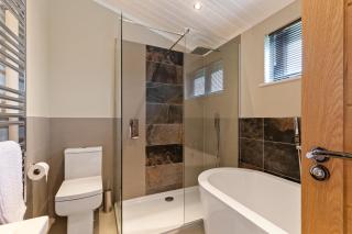 Ael-Y-Bryn - Luxury Lodge, Hot Tub, Three En-Suite Bedrooms - 6