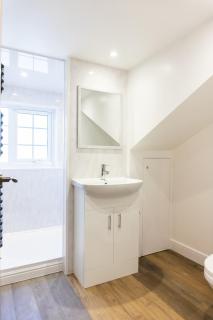 Gloucester-Modernised 4 Bedroom Cottage-Sleeps 8-Free Parking-Fast Wi-Fi - Gloucester - 2