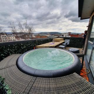 Central Penthouse with Hot Tub & Views 24 Cheltenham - Cheltenham - 0