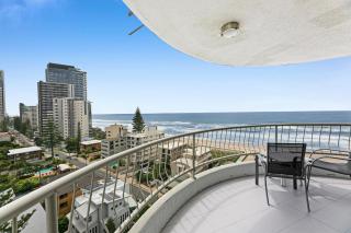 Spacious Beachfront 2-Bed with Stunning Oceanview - Gold Coast - 2