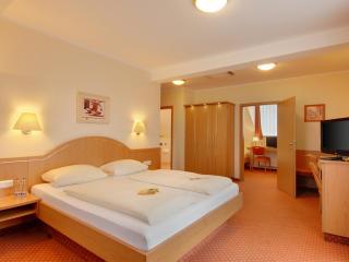 Hotel Kriemhild am Hirschgarten - 9