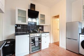 Fabulous Stay - 4 Bedroom House, sleeps 9, ideal for Business and Contractors, Free parking - Stoke on Trent - 1