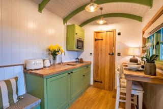 Finest Retreats - The Shepherd's Hut at Northcombe Farm - 5