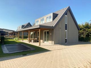 luxe Villa Maroma Regal aan Veerse meer met 4 Ebikes GasBBQ & EV laadpaal - Kamperland - 8