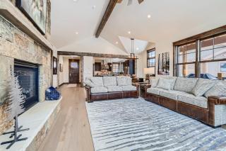 Deere Retreat Home: Hot Tub, Stylish - 9