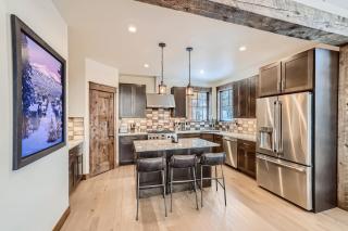 Deere Retreat Home: Hot Tub, Stylish - 5