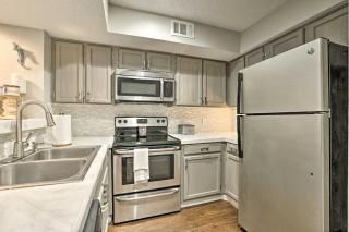 Cozy Arlington Condo about 18 Mi to Dtwn Dallas! - 2