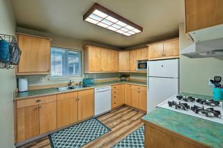 Central Apt Private Fireplace and Patio Access - Anacortes - 3