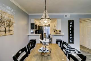 #82 Spectacular Condo Ideal Location 2BDR/2Parking - 1