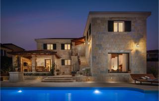 Amazing Home In Zrnovnica - Žrnovnica - 3