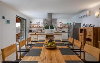 Amazing Home In Zrnovnica - Žrnovnica - 5