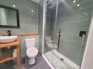 New County Hotel & Serviced Apartments by RoomsBooked - 1