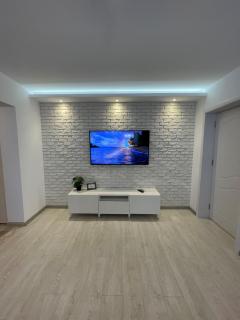 Robert's White Apartment - Ploieşti - 0