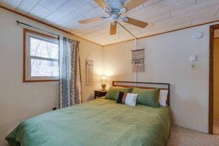 2Bd Lake Access Bungalow with Hot Tub in Locust Lake - Locust Lakes Village - 3