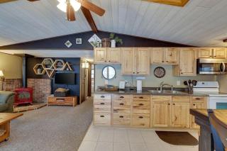 2Bd Lake Access Bungalow with Hot Tub in Locust Lake - Locust Lakes Village - 1
