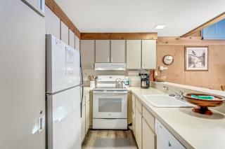 Modern & Sleek Condo - Creekside #110 - 4