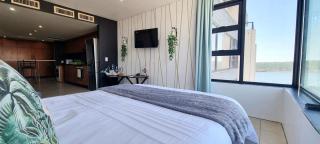 Accommodation Front - Cosy 2 Sleeper with Exquisite Harbour Views - Durban - 7