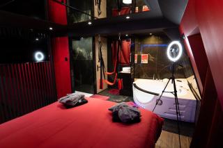 Capsule Secret - Jacuzzi - Netflix & Home cinéma - Jeux de couple - Barre de pole dance - 2