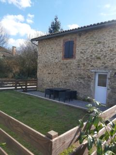 Beautiful 2 bed cottage with swimming pool - 8