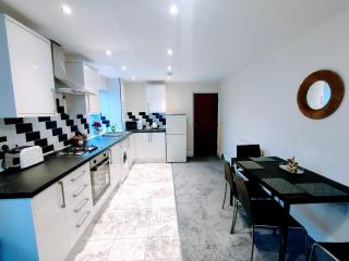 Crystal Suite 2 -free private parking - North Shields - 3