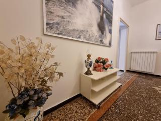 WOW HOME 2 - 175 mq - posteggio privato - davanti porto traghetti - fino a 10 posti letto - balcone - Genoa - 8