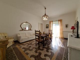 WOW HOME 2 - 175 mq - posteggio privato - davanti porto traghetti - fino a 10 posti letto - balcone - Genoa - 5