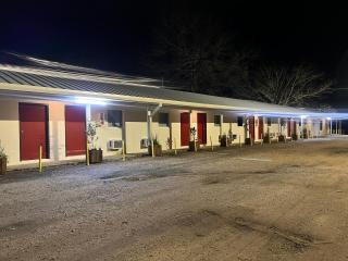 Driftwood Inn and Lodge by the lake - 1