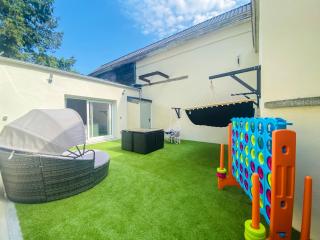 Capsule Thailande I Sauna I Balnéo I Console I jeux en bois I Cinéma I cour intérieure - 3