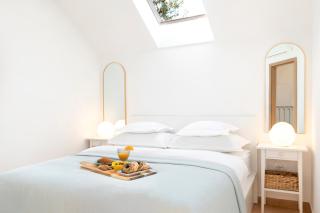 APARTMENT LURI - three-room penthouse apartment - wonderful view of the sea - 100 metres from the beach - 10 minutes from Supetar ferry port - free secured parking - facilities nearby - 7