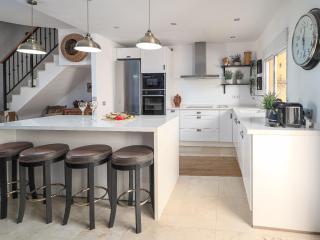 3 Bed Villa - Sleeps 6 - Pool - Garden - Parking - 5