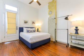 Private 2BR in Uptown by Hosteeva - 7