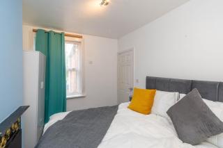Fantastic 3 Bedroom House *Free Parking* - Wolverhampton - 1