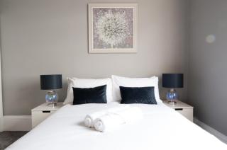 Central Cheltenham, Regency Apartment with PARKING, Cavalier Suite - Sleeps 6 - 8