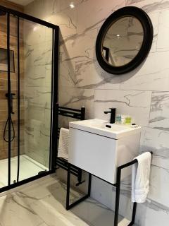 WEST END -Stunning, 2 bedroom, main door flat with private parking - 7