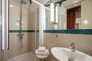 Breathless Panorama Basilika Suite with balcony NEED RESERVATION FOR FREE PARKING - Budapest - 3