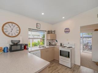 Bach Life on Seabreeze - Whangamata Holiday Home - 3